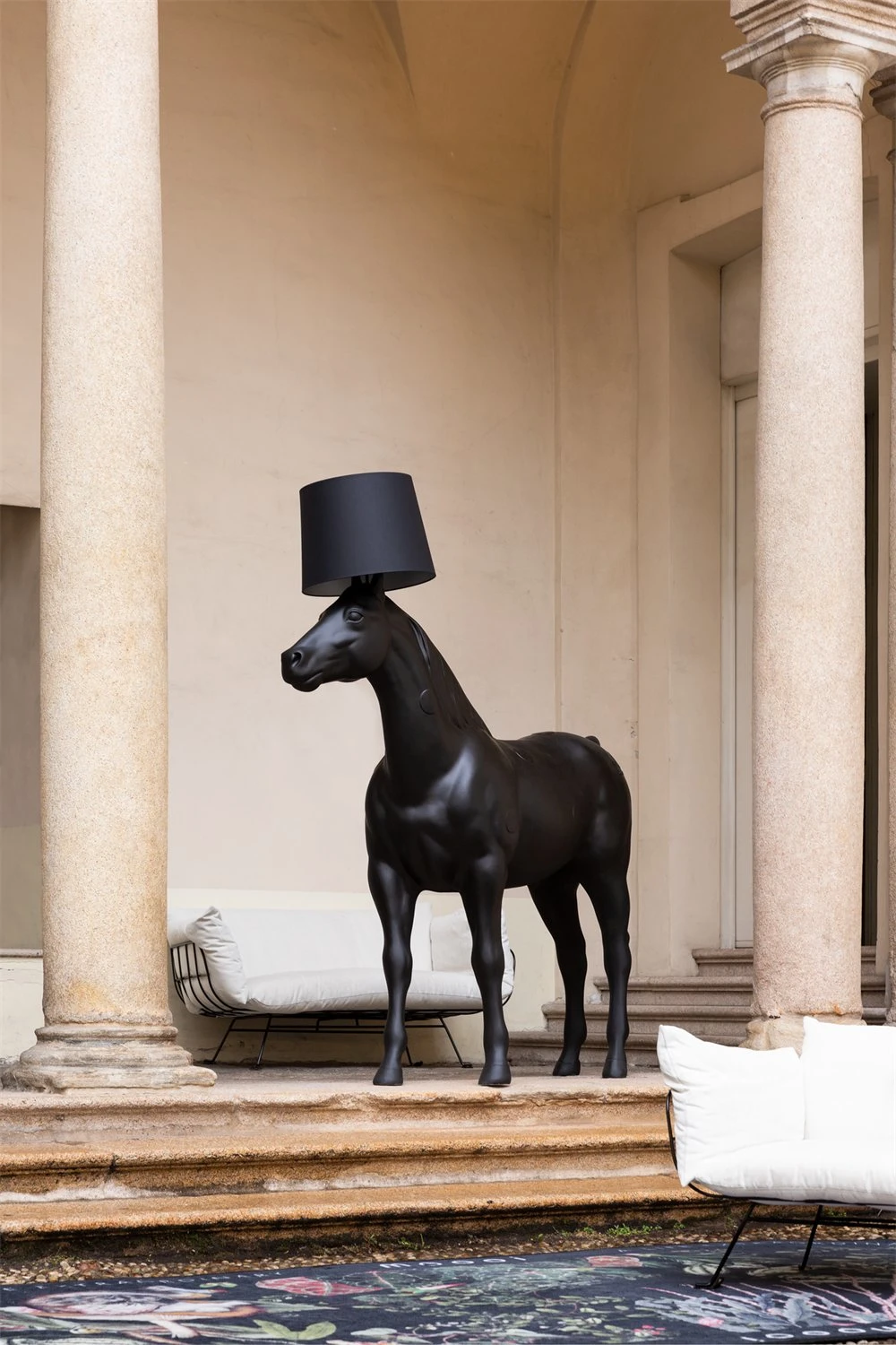 High Quality Nordic Industrial Covered Electric Horse Modern Vertical Floor Lamp with Light Black Decoration