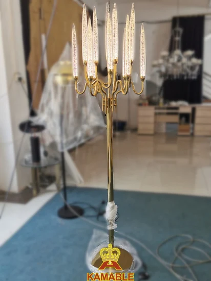 Goldene Stehlampe im nordischen Stil im Wohnzimmer